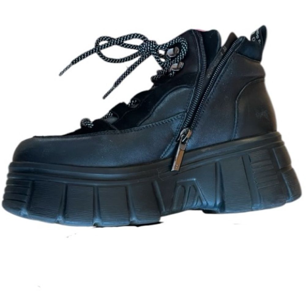 Vitto Rossi Leather and Rubber Chunky Lace Up Bootie in Black 7.5